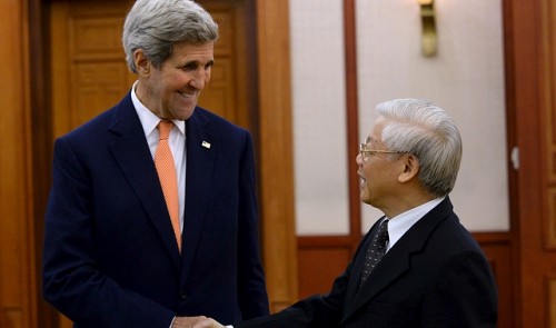 
Visiting U.S. Secretary of State John Kerry (L) shakes hands with Vietnams Party General Secretary Nguyen Phu Trong in Hanoi on August 7, 2015.
