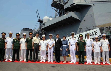 The Vietnamese Navy received crew members of Japanese destroyers JS Kirisame and JS Asayuki from the Japan Maritime Self-Defence Force at the central Da Nang City&apos;s Tien Sa Port yesterday.