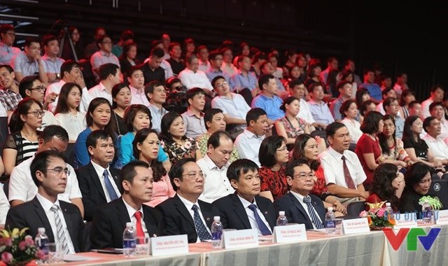 
Representatives and philanthropists at the Cặp lá yêu thương premiere night
