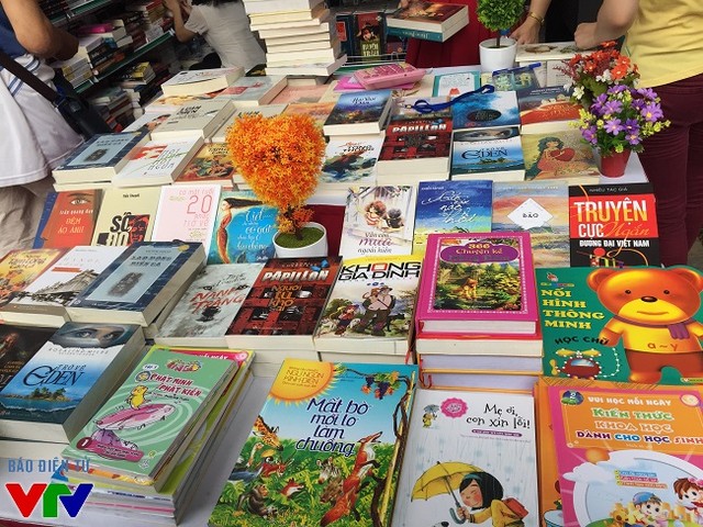 Various kinds of book from over 100 Vietnamese and foreign publishers and distributors.