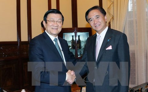 
President Truong Tan Sang and Kanagawa Prefecture Governor Yuji Kuroiwa
