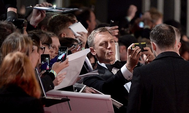 
Daniel Craig taking pictures with fans

