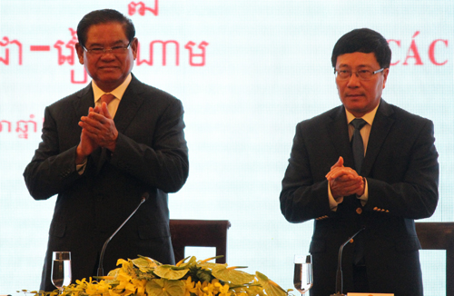 
Cambodian Deputy Prime Minister - Minister of Interior Sar Kheng and Vietnamese Deputy Prime Minister - Foreign Minister Pham Binh Minh
