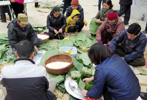 
People gather to make Banh Chung&nbsp;
