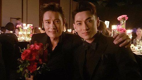 Vietnamese actor Isaac (R) and South Korean actor Lee Byung Hun at the Asia Star Awards ceremony at the 2016 Busan International Film Festival. Photo from Issac Facebook 