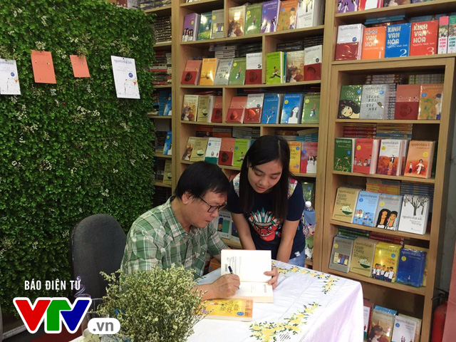 
Author Nguyen Nhat Anh signing for a fan
