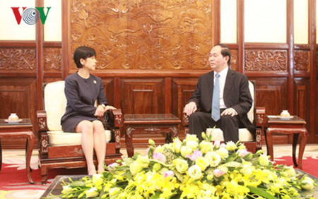 
 Canadian Ambassador Ping Kinikone and the Vietnamese State leader
