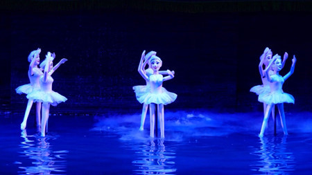 
Water puppets move dedicatedly like ballet dancers (Photo by: thanglongwaterpuppet)
