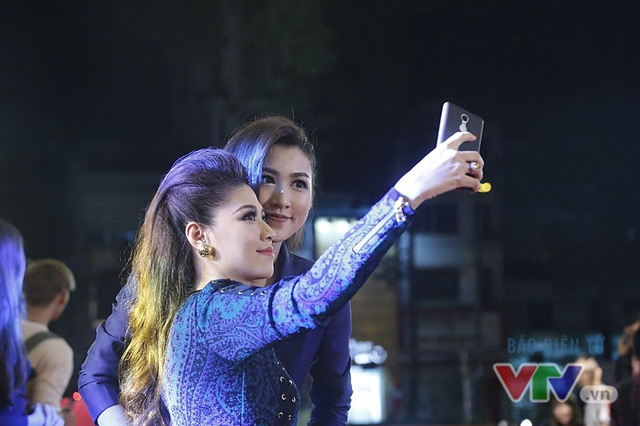 
MC Ngoc Trinh takes a selfie with Miss Vietnam Runner-Up Tu Anh
