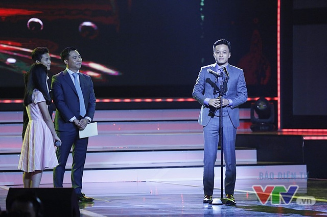 
Hong Dang receives the award for Best Actor
