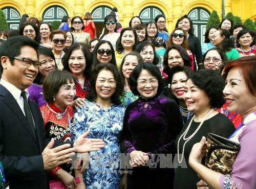 Vice President Dang Thi Ngoc Thinh (first line, in dark purple) urges female entrepreneurs to make further contribution to national economic development. (Credit: VNA)