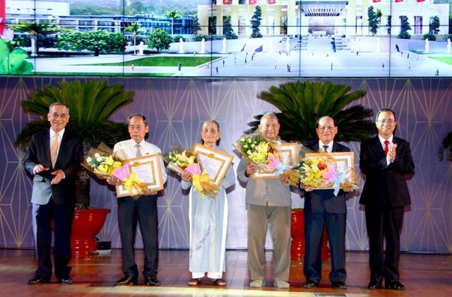 Local Party members in Binh Duong province honoured with Party membership badges at a ceremony on April 27. (Photo: NDO) 