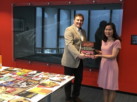Ambassador Ngo Thi Hoa (R) presents a book on Vietnam to Marco de Niet, deputy director of the Leiden University Libraries.
