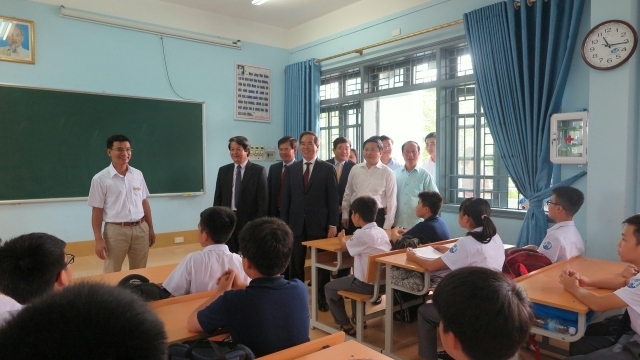 Politburo member Nguyen Van Binh (in suit, second from right) joins the leaders of Phu Tho province to visit a class at Hung Vuong High School. (Photo: NDO/Ngoc Long) 