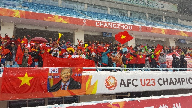 Thousands of Vietnamese supporters travelled up north despite the freezing conditions to cheer their team at Changzhou Olympic Sports Centre. (Photo by Huu Hung/NDO)
