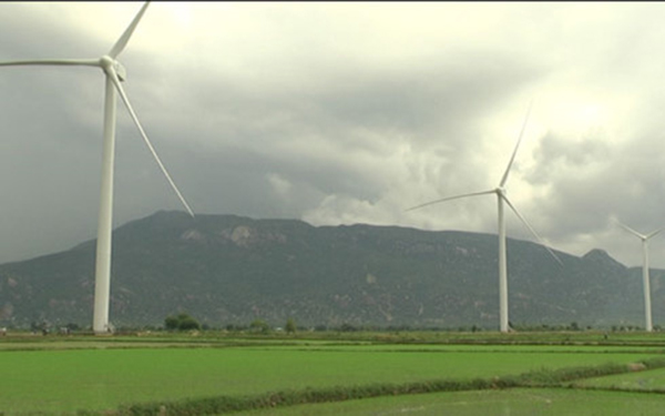 Three first turbines of the Dam Nai wind farm in Ninh Thuan (Credit: ninhthuantv)