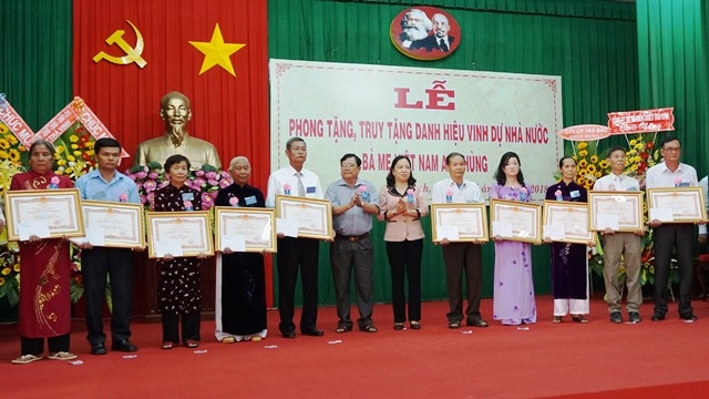 The Tra Vinh authorities awarded and posthumously conferred the title of Vietnamese Heroic Mother to 41 mothers in the province, on April 27. (Photo: NDO) 