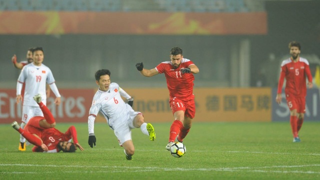 A goalless draw against Syria U23 (in red) late Wednesday was enough to send Vietnam U23 (in white) into the knockout phase. (Credit: AFC)