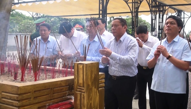 Quang Tri leaders and locals offer incense at the National Road 9 Martyrs Cemetery on April 27. (Photo: NDO) 