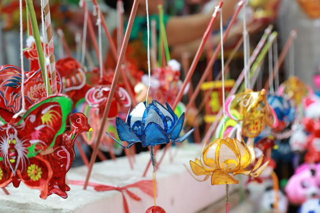 
In recent years, traditional hand-made toys have replaced imported toys and are in great demand by kids during the festival.
