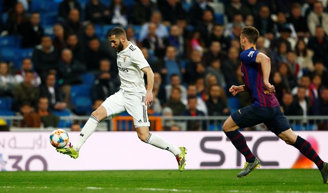 Real Madrids Karim Benzema in action with Barcelonas Clement Lenglet - Copa del Rey - Semi Final Second Leg - Real Madrid v FC Barcelona - Santiago Bernabeu, Madrid, Spain - February 27, 2019. (Photo: Reuters) 