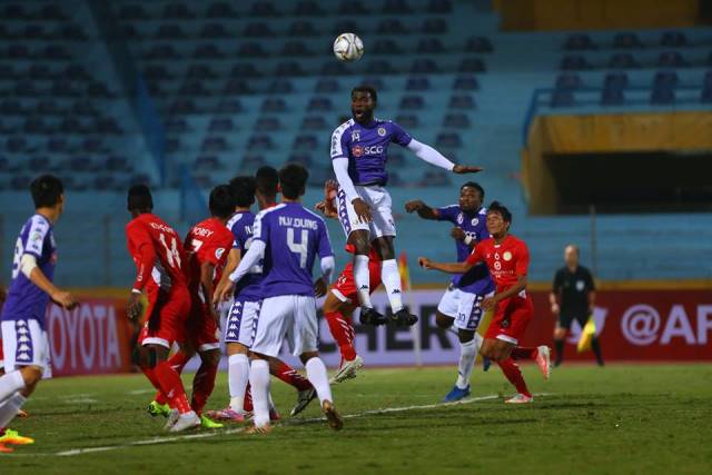 Hanoi FC and Nagaworld FC’s players in action during their AFC Cup Group F opener at Hanoi’s Hang Day Stadium, February 26. (Photo: Hanoi FC) 