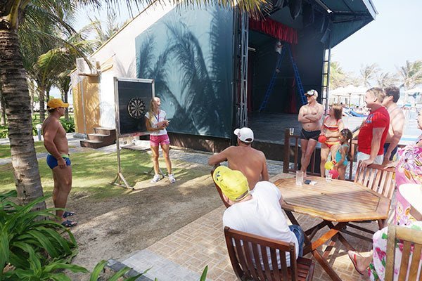 
Foreign tourists join a fun activity at a resort in Khanh Hoa Province
