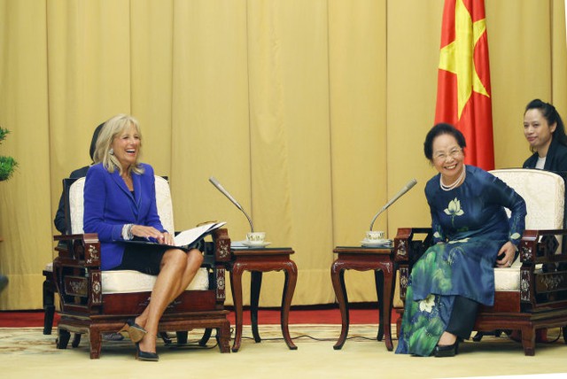 Dr. Jill Biden (L) talks with Vietnamese Vice President Nguyen Thi Doan in Hanoi on July 19, 2015. Photo: Tuoi Tre