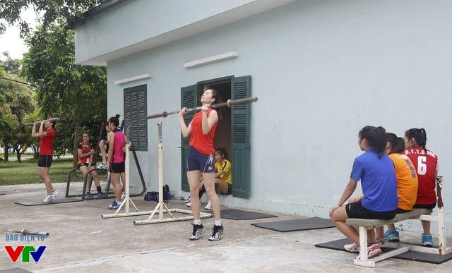 
After a closed session in the morning, Coach Thai Thanh Tung required the team to do strength training.
