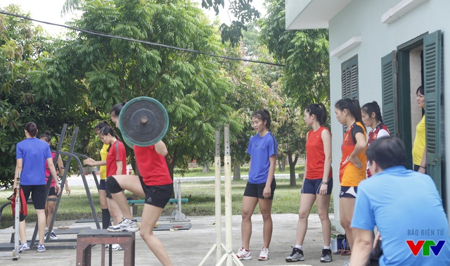 
After warming up, the girls of Vietnam teaentered the weightlifting exercises.

