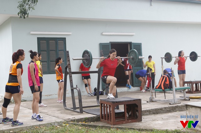
Weights requirement for each girls is 20 kg, performed 10 times repeatedly.
