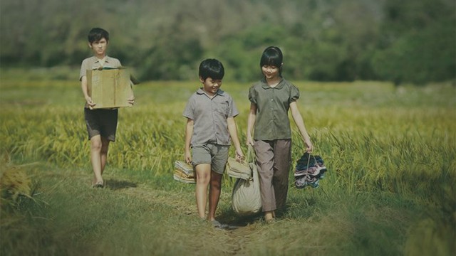 
A scence in the film I saw yellow flower on green grass
