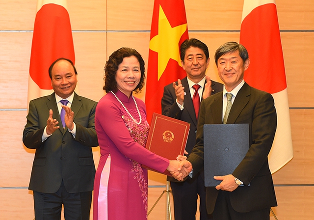 Prime Minister Nguyen Xuan Phuc and his Japanese counterpart Shinzo Abe witnessed the exchanged of five co-operation documents. (Credit: VGP)