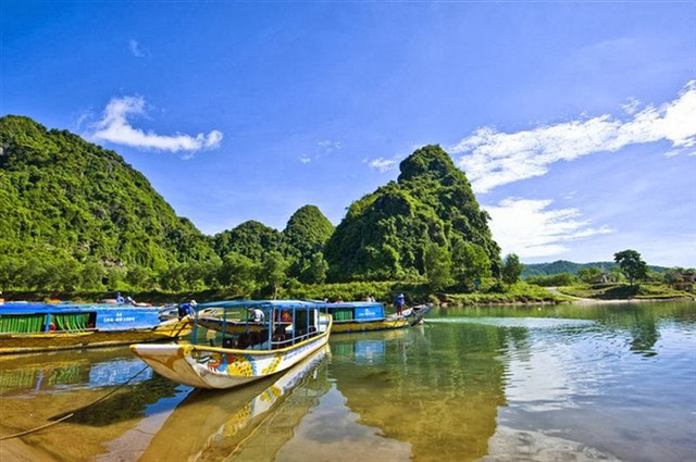 
Calm waters: Phong Nha-Kẻ Bàng, Việt Nam’s national park and UNESCO World Heritage, has attracted an increasing number of visitors. Việt Nam has gone up eight places in the recently released Travel & Tourism Competitiveness Index 2017, ranking 67th among 136 economies. — Photo phongnhaexplorer.com
