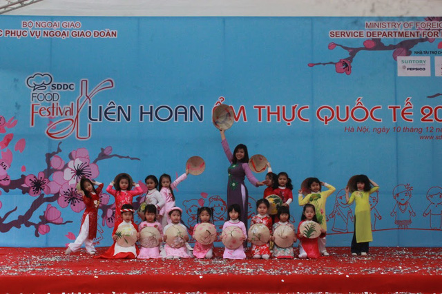 A dance and musical performance by the teacher and kids from the Vietnam-Bulgaria kindergarten in Hanoi. (Photo:NDO/Thuy Linh)