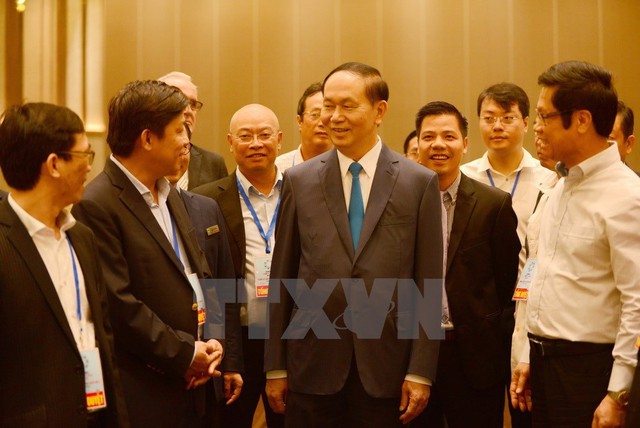 
President Tran Dai Quang talks to officials while visiting a meeting room of the APEC Economic Leaders Week (Photo: VNA)
