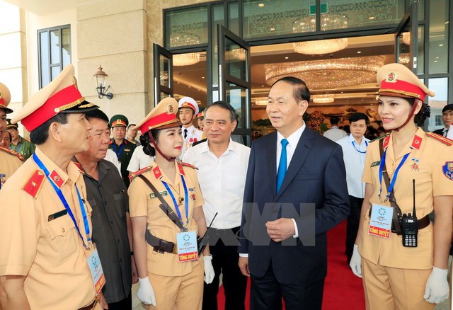 
President Tran Dai Quang talks to traffic police officers who will perform duties during the APEC Economic Leaders Week (Photo: VNA)
