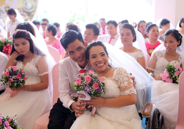 The newlyweds included 32 couples who are living in Hanoi and nine others from neighbouring localities.