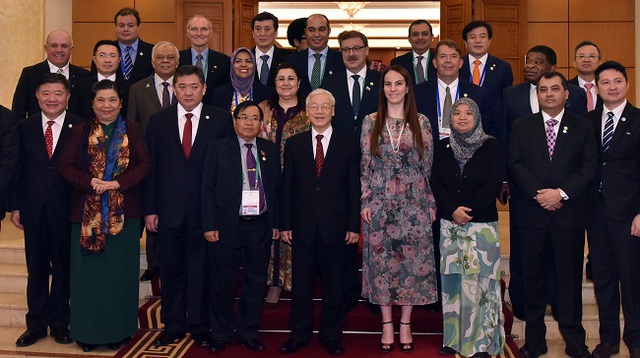 General Secretary Nguyen Phu Trong (centre) poses for a photo with international guests.