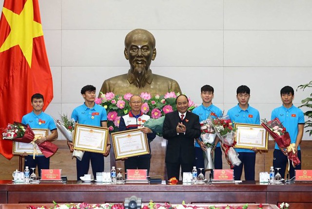 
Prime Minister Nguyen Xuan Phuc presents the Labour Order, first class, to the national U23 squad, the third-class Labour Order to head coach Park Hang-seo from the Republic of Korea, midfielder Nguyen Quang Hai and goalkeeper Bui Tien Dung. (Photo: VNA)
