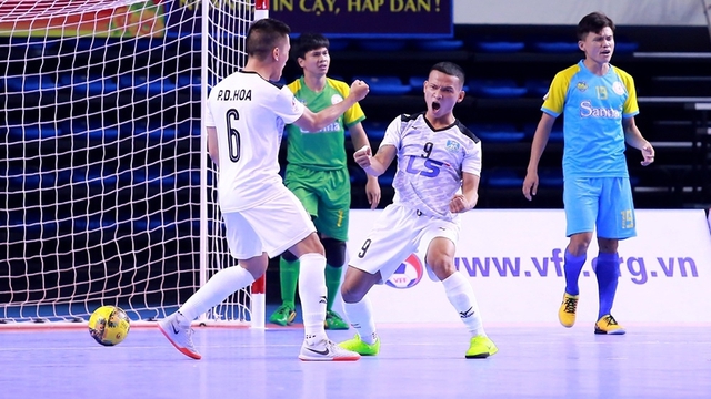 Thai Son Nam players celebrate a goal during the match. (Photo: VOV)