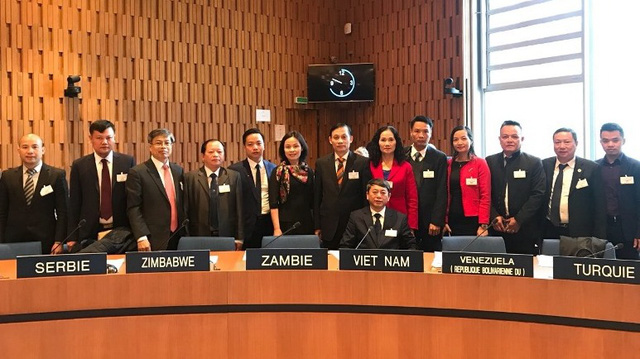 Vietnamese Deputy Minister of Foreign Affairs Le Hoai Trung (standing, centre) and other delegates attending the UNESCO Executive Board’s 204th session (Photo: MOFA)