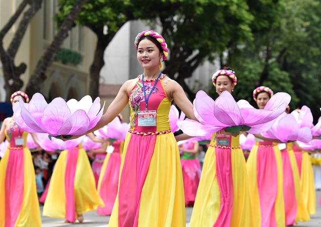 
The event features the participation of 5,000 people, including professional actors, folk artists and the people of Hanoi.
