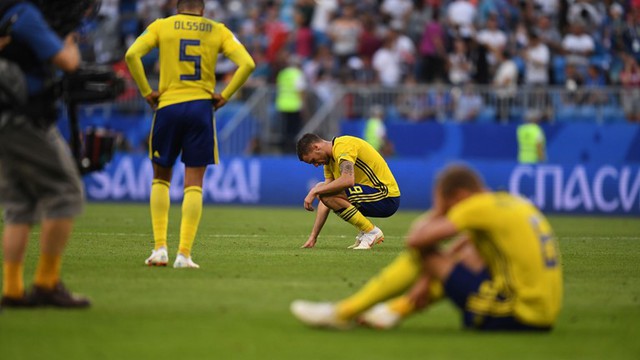 Swedish players cannot hide their disappointments after the match. (Photo: FIFA)