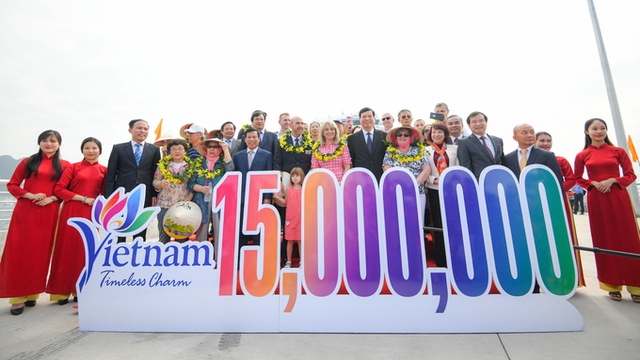 Delegates at a ceremony held in Ha Long City, Quang Ninh province, on December 19 to welcome the 15 millionth foreign tourist to Vietnam. (Photo: vnexpress.net)