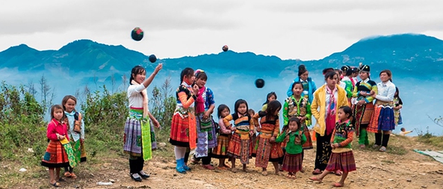 Mong ethnic children in Ta Xua commune, Son La province enjoy Tet holiday