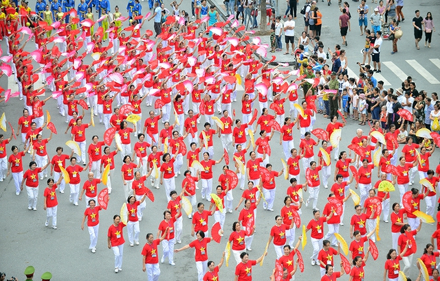 The attendees paraded around Hoan Kiem Lake, Ly Thai To Square, Ba Kieu Temple, Dong Kinh Nghia Thuc Square, in front of Luc Thuy restaurant, Ba Trieu - Hang Khay intersection, and the Hang Bai - Trang Tien intersection.