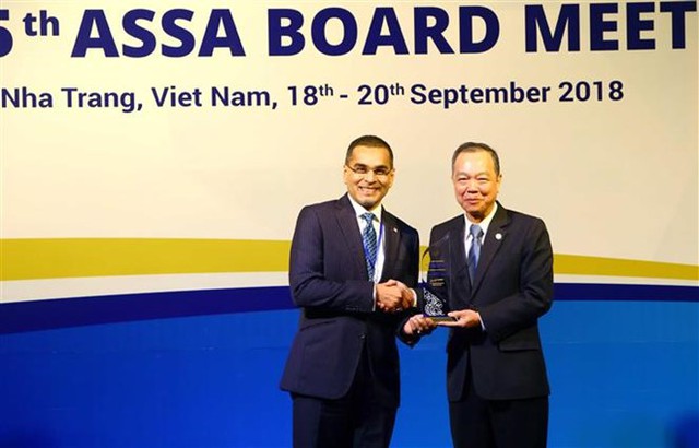 
 Representative from Malaysia receives award in Innovation category (Photo:VNA)
