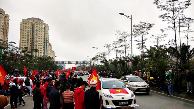 Fans flocks to Vo Chi Cong street in Hanoi to welcome their U23 heroes.