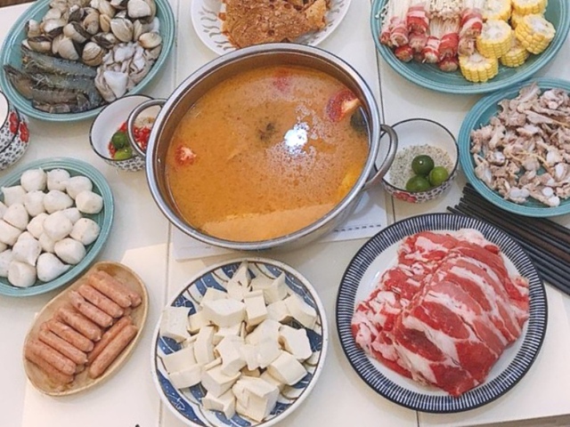 It is very interesting for people to enjoy a hotpot with various dishes during cold days. In Hanoi, there are many restaurants for hotpots attracting a large number of guests, such as frog hotpot on Lo Duc street and beef hotpot on Thi Sach street.